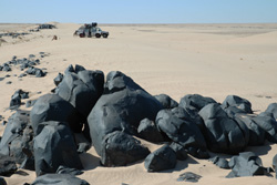 Weltweite Abenteuerreisen, Reisen mit Abenteuercharakter weltweit - Libyen - schwarzer Stein